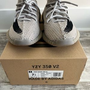 *LIKE NEW* Yeezy Boost 350 V2 • 7.5 (fits like an 8 in women’s)